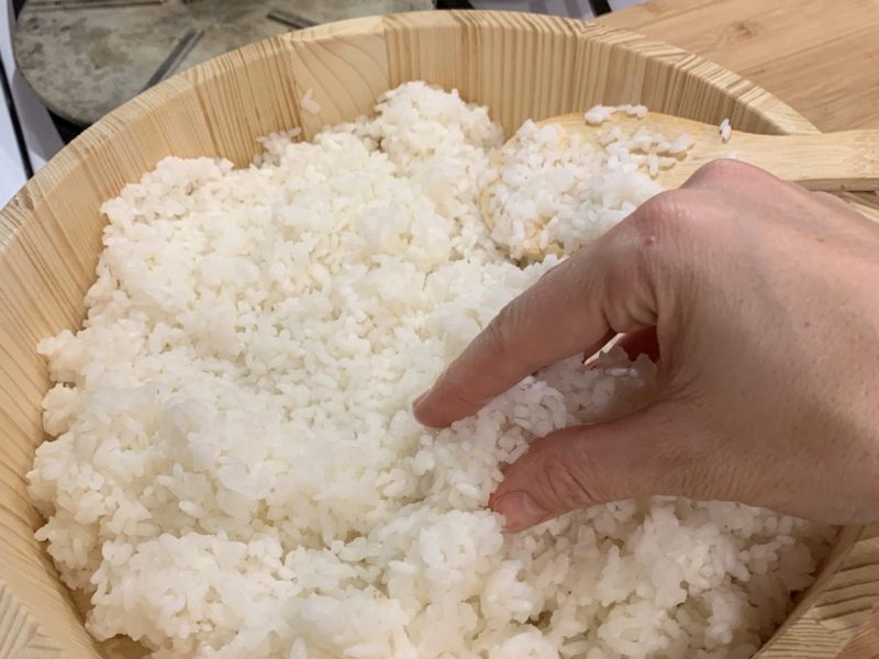 making-sushi-rice-with-mirin-pharmakon-dergi